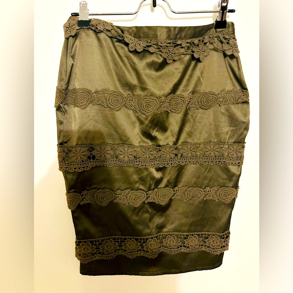 OLIVE GREEN SATIN AND EMBROIDERY LACE DETAILED PENCIL SKIRT